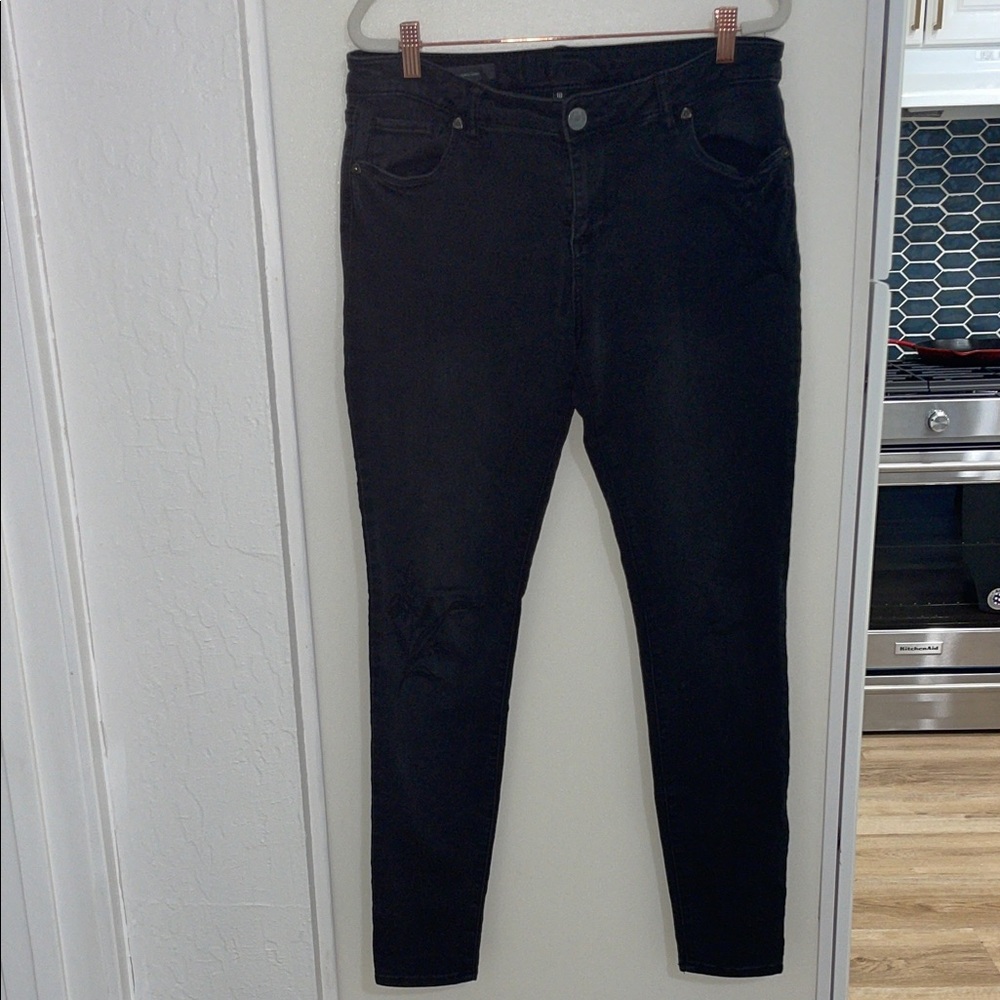 Kut from the Kloth Toothpick Skinny Black Jeans and with floral detailing ~ 10
